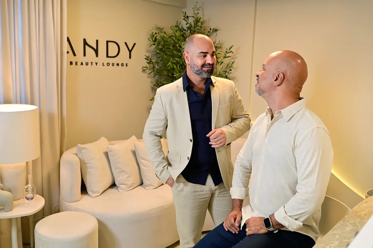 Andy trabalhando no lounge
